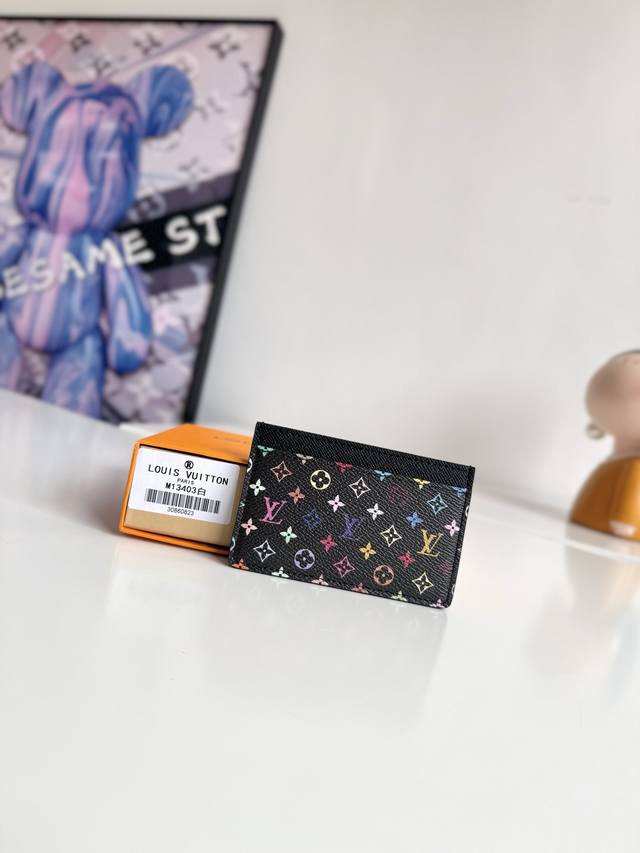 海外原单M13403黑彩独家实拍！本款卡夹身披涂层帆布亮相路易威登 X 村上隆再版系列，为经典 Monogram 图案渲染日本艺术家的灵动彩虹色调，与顶部明丽饰