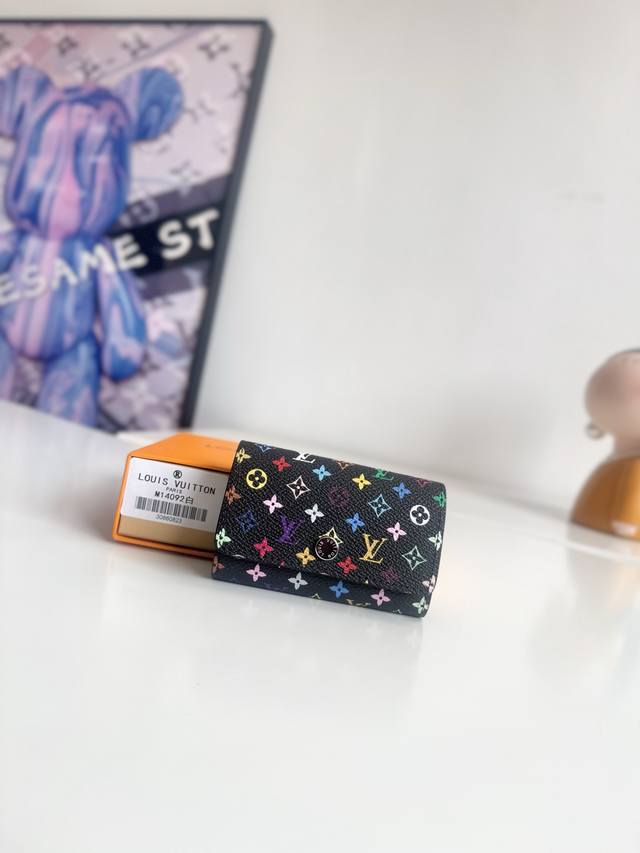 海外原单M14092黑彩独家实拍!与“路易威登×村上隆”系列的重新版相称,从这位日本艺术家活泼的感性中获得灵感的“Lv × Tm Multicle 6”。用充满 海外原单M14092黑彩独家实拍!与“路易威登×村上隆”系列的重新版相称,从这位日本艺术家活泼的感性中获得灵感的“Lv × Tm Multicle 6”。用充满