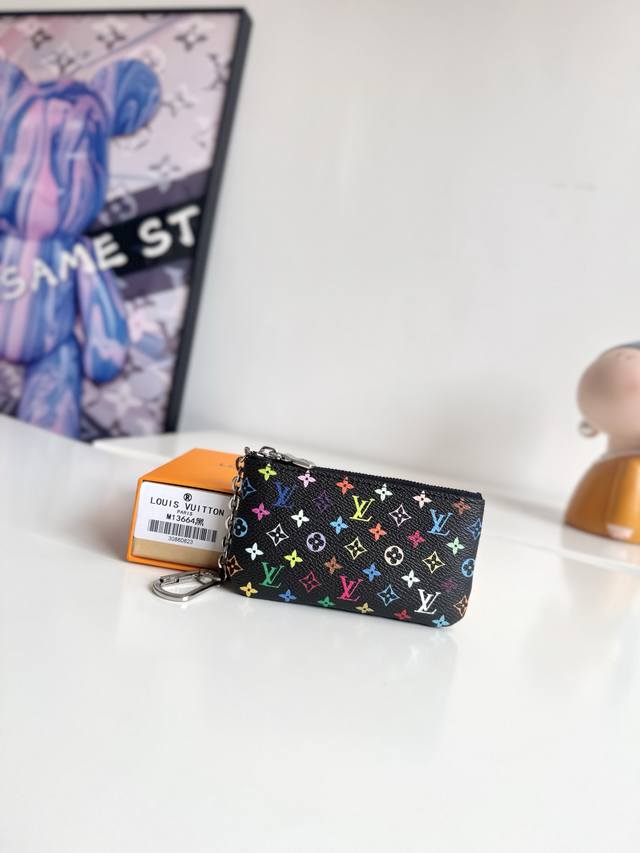 海外原单M13664黑彩独家实拍！這款復刻版Louis Vuitton X Murakami系列的鑰匙零錢包繽紛絢麗，採用塗層帆布製成，充滿活力的標誌性Mono