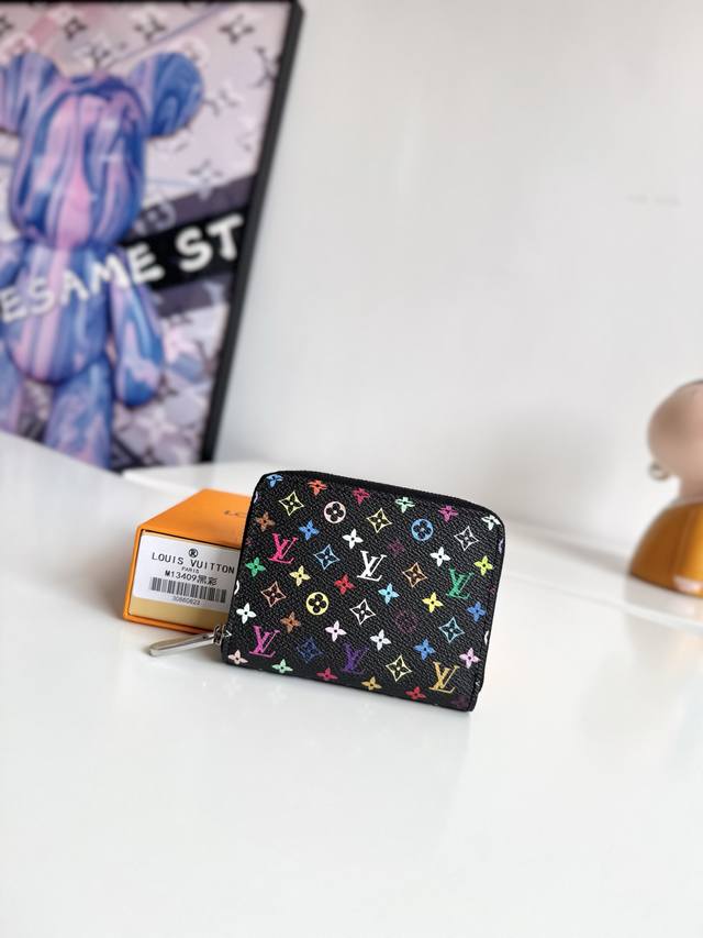 海外原单M13409黑彩独家实拍！這款復刻版Louis Vuitton X Murakami系列的拉鏈零錢包設計雋永，糅合實用功能及玩味風格，於今季更顯活力。零