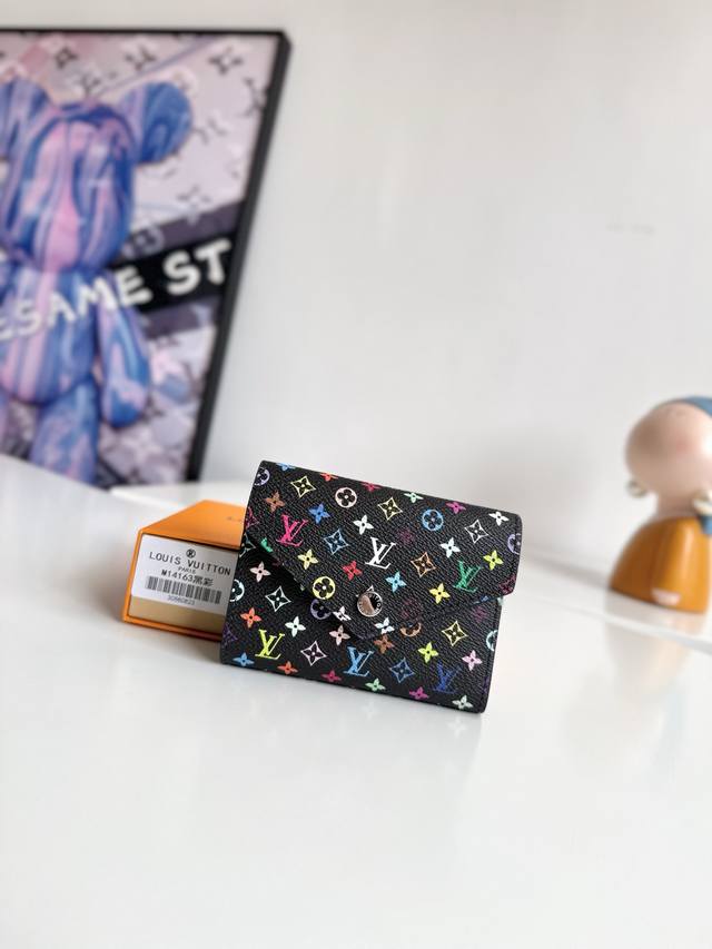 海外原单M14163黑彩独家实拍！這款復刻版Louis Vuitton X Murakami系列的Victorine錢包小巧精緻，繽紛多彩的Monogram圖案