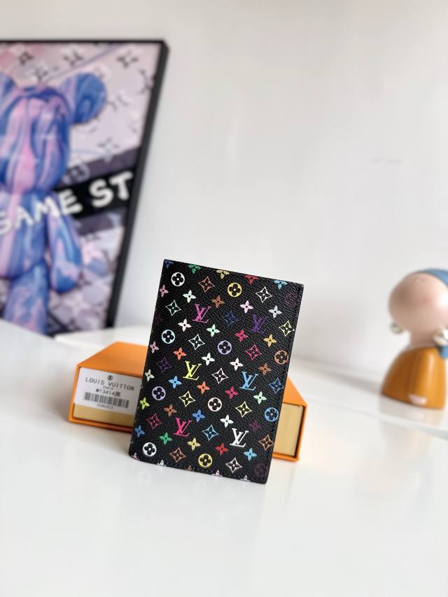 海外原单M13414黑彩独家实拍！本款护照套选用涂层帆布和牛皮革内衬，以艺术家村上隆笔下的彩虹色调焕新 Monogram 图案，娓娓道出路易威登 X 村上隆合作