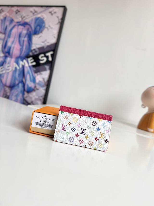 海外原单M13403白彩独家实拍！本款卡夹身披涂层帆布亮相路易威登 X 村上隆再版系列，为经典 Monogram 图案渲染日本艺术家的灵动彩虹色调，与顶部明丽饰
