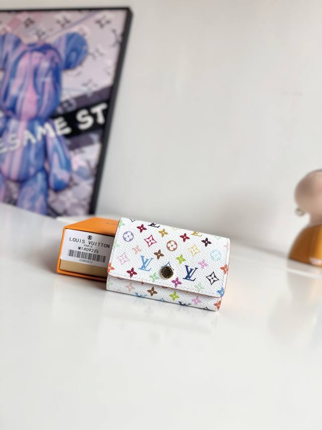 海外原单M14092白彩独家实拍！与“路易威登×村上隆”系列的重新版相称，从这位日本艺术家活泼的感性中获得灵感的“Lv × Tm Multicle 6”。用充满