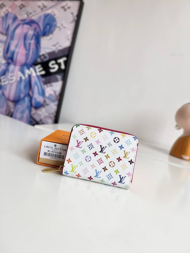 海外原单M13409白彩独家实拍！這款復刻版Louis Vuitton X Murakami系列的拉鏈零錢包設計雋永，糅合實用功能及玩味風格，於今季更顯活力。零