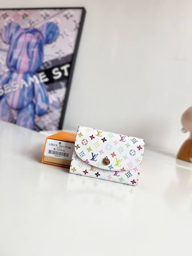 海外原单M13399白彩独家实拍！本款 Rosalie 零钱包出自路易威登 X 村上隆再版系列，为 Monogram 涂层帆布浸染活力色调，巧妙致意日本艺术家村