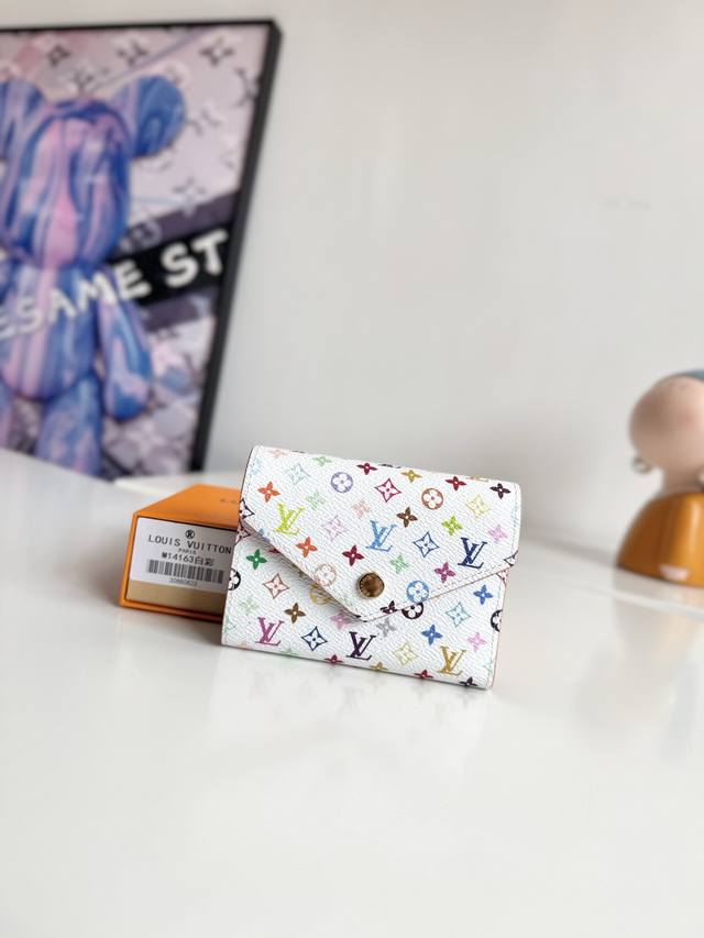 海外原单M14163白彩独家实拍！這款復刻版Louis Vuitton X Murakami系列的Victorine錢包小巧精緻，繽紛多彩的Monogram圖案
