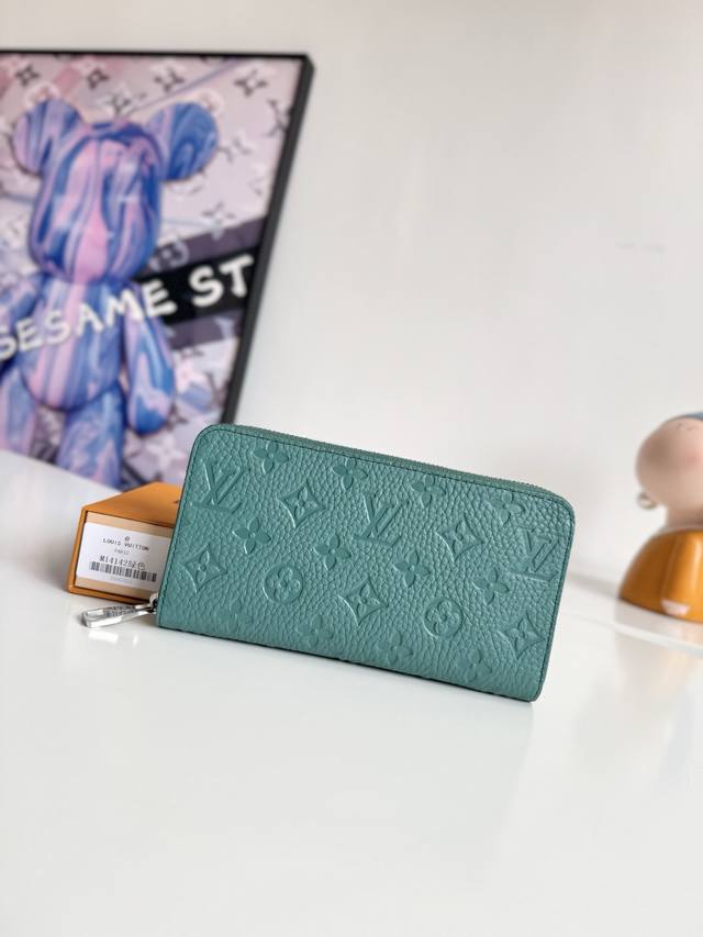 海外原单M14142绿色独家实拍！本款Zippy拉链钱夹取材柔软的Monogram Empreinte 粒面牛皮革压印经典 Monogram 图案，烘托精致质感