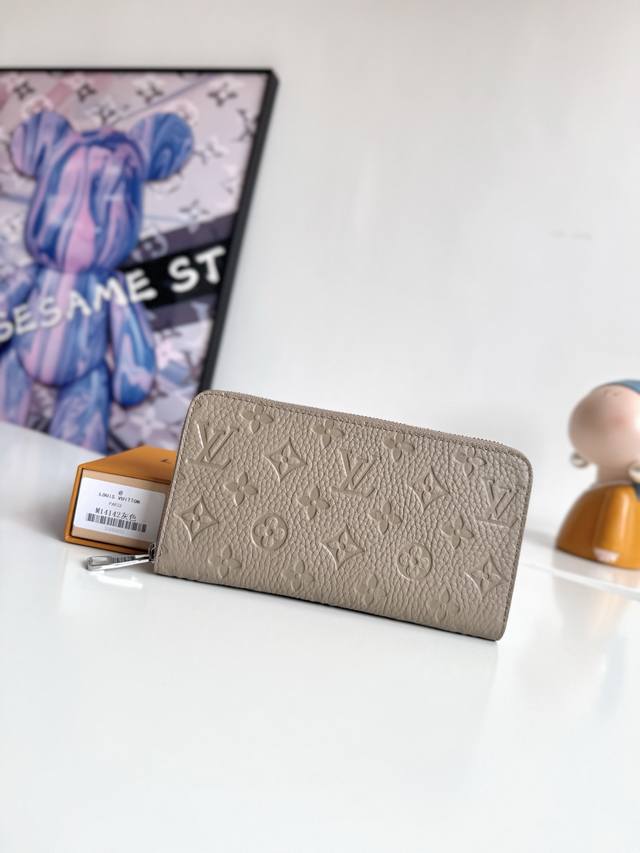 海外原单M14142灰色独家实拍！本款Zippy拉链钱夹取材柔软的Monogram Empreinte 粒面牛皮革压印经典 Monogram 图案，烘托精致质感