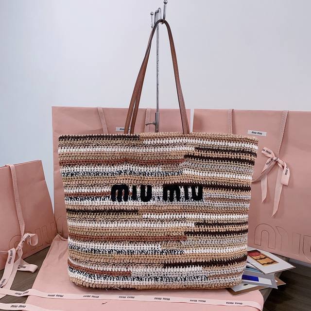 正品级 5Bg228，超重工纯棉手工制作曲奇编织包，采用多种颜色绵线钩织，手工制作非常复杂，风格独特的编织纹理增添一丝复古情怀，又高级又特别，正面标志性Mium
