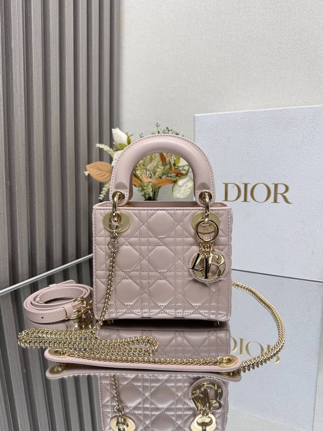 正品级 ,高版本 经典戴妃Lady三格胭脂粉色小羊皮 型号0505 这款Ladyd奥戴妃包结合优雅气质与现代风范 整体包身采用精致羊皮 装饰字母珐琅彩金 搭配可 正品级 ,高版本 经典戴妃Lady三格胭脂粉色小羊皮 型号0505 这款Ladyd奥戴妃包结合优雅气质与现代风范 整体包身采用精致羊皮 装饰字母珐琅彩金 搭配可