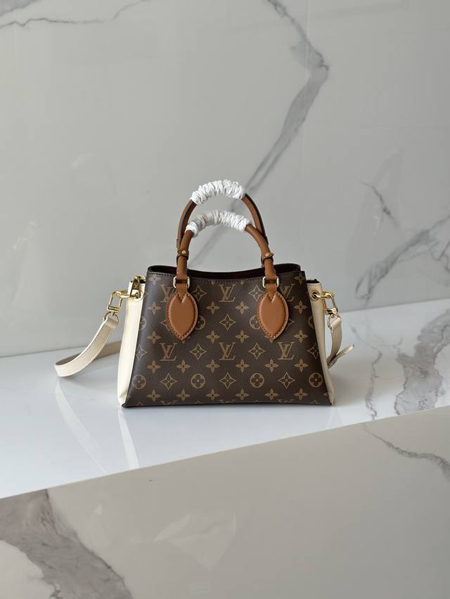 顶级原厂 M46495白色 OpéRa Bb 手袋拼接 Monogram 帆布、粒面皮革和光滑皮革,尽显路易威登的标志性格调。精巧铆钉点缀轧制皮革手柄,皮革手柄 顶级原厂 M46495白色 OpéRa Bb 手袋拼接 Monogram 帆布、粒面皮革和光滑皮革,尽显路易威登的标志性格调。精巧铆钉点缀轧制皮革手柄,皮革手柄