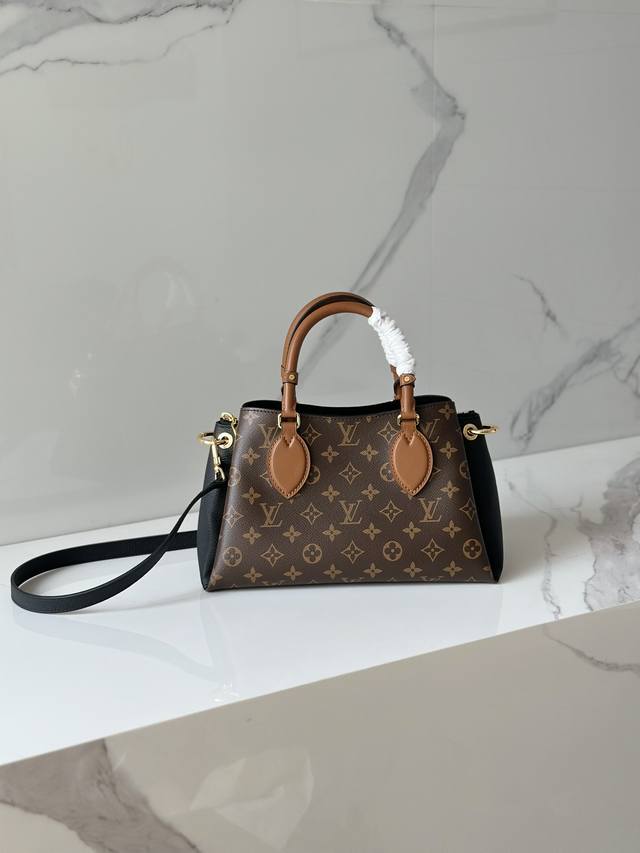 顶级原厂 M46495黑色 OpéRa Bb 手袋拼接 Monogram 帆布、粒面皮革和光滑皮革，尽显路易威登的标志性格调。精巧铆钉点缀轧制皮革手柄，皮革手柄