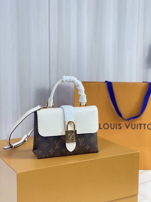 顶级原厂 Locky Bb 手袋 M44653这款小巧而有型的Locky Bb手袋采用Monogram帆布和牛皮材质，配有醒目的大尺寸金色挂锁锁扣，兼具精致内涵