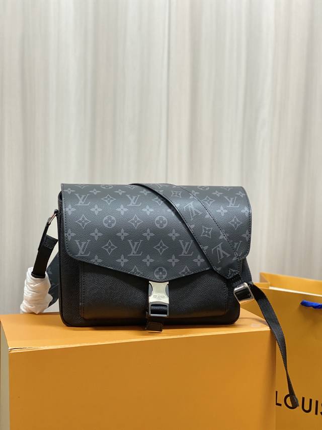 顶级原厂 New 邮差包M30746New 邮差包崭新亮相 Taigarama 系列 以柔软 Taga 皮革和帆布塑造充盈空间 弹簧扣即现宽敞前袋和双内袋 成就