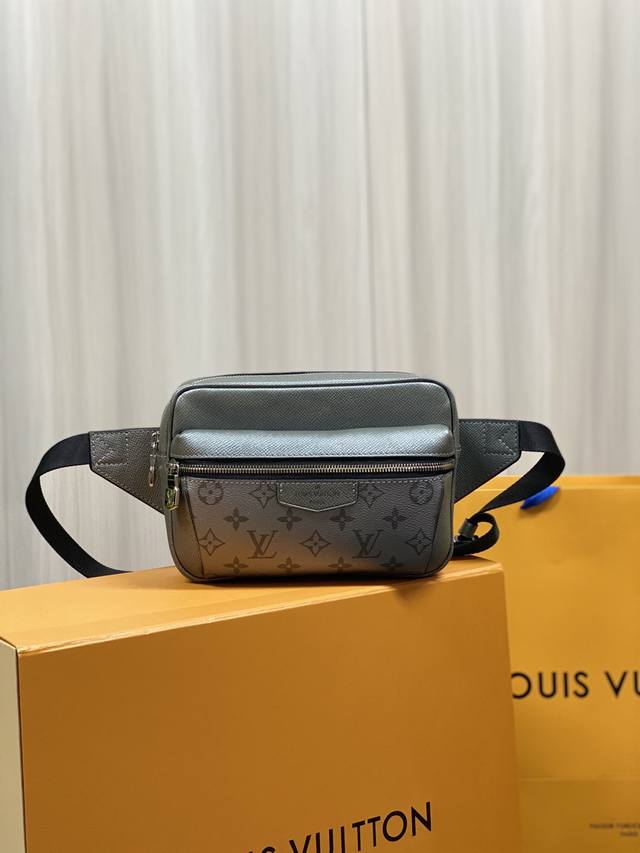 顶级原厂 M30245银色 限量版 Outdoor 腰包糅合 Monogram 帆布与柔软的 Taga 皮革，采用和谐色调勾勒摩登线条。内部结构井然有序，解放双