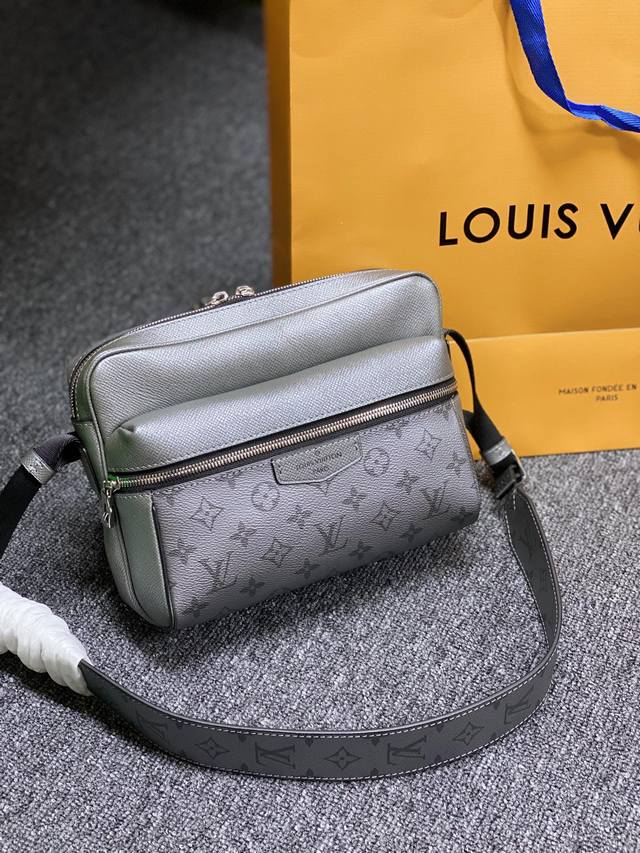 顶级原厂 M30830银色独家实拍 本款 Outdoor 邮差包以经典 Monogram 帆布和 Taga 皮革塑造摩登构型，其拉链主隔层和拉链前袋令日常所需稳