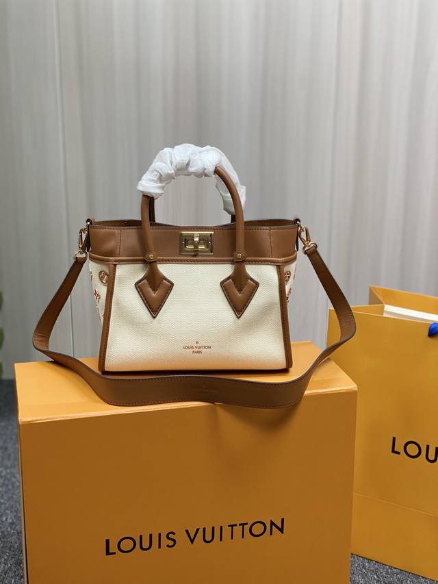 顶级原厂 On My Side 小号手袋 M59905棕色采用清爽帆布塑造精巧构型，再以光滑皮革塑造包身上缘和轧制手柄。Monogram 花卉簇绒于两侧展露经典