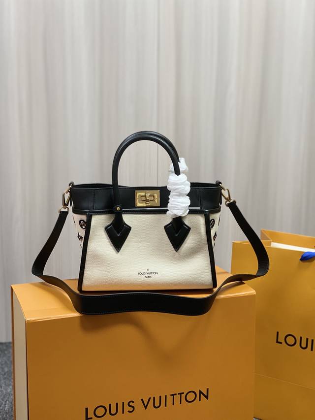 顶级原厂 On My Side 小号手袋 M59905黑色采用清爽帆布塑造精巧构型，再以光滑皮革塑造包身上缘和轧制手柄。Monogram 花卉簇绒于两侧展露经典