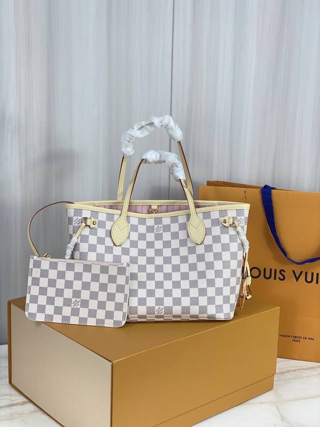 顶级原厂 N41363Neverfull 小号手袋Neverfull 小号手提包造型挺括，设计经典，是一款气质典雅的都市手袋。 而其宽敞的包内容量亦使这款经典手