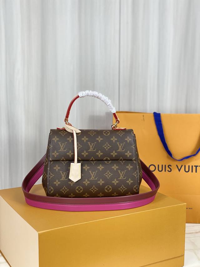 顶级原厂 Cluny Bb 手袋 M42738玫红手袋纯粹的结构和轮廓永不过时，包带采用时下流行的鲜亮配色。Cluny手袋非常实用，是理想型的商务手袋。其顶部提