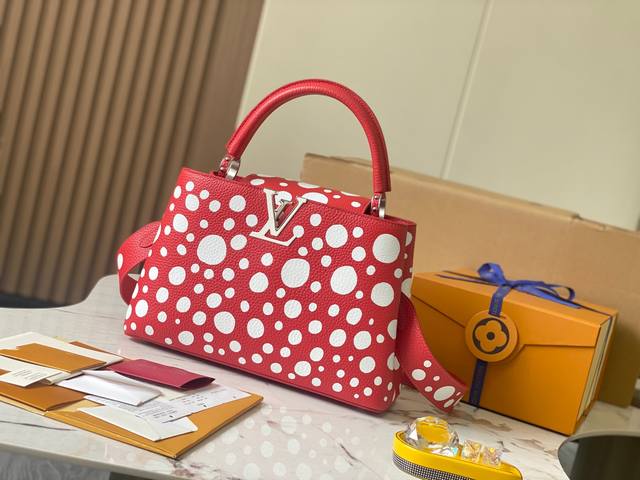 特级精品原厂皮 M21693拼白色波点银扣 路易威登 X 草间弥生合作系列以艺术视角重绎传统设计 本款 Lv X Yk Capucines 手袋将艺术家笔下的迷