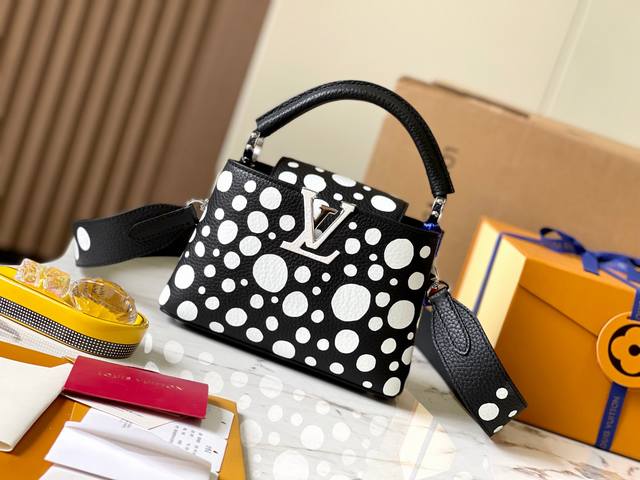 特级精品原厂皮 M21691黑色拼白波点银扣 Mini X 草间弥生合作系列以艺术视角重绎传统设计 本款 Lv X Yk Capucines 手袋将艺术家笔下的