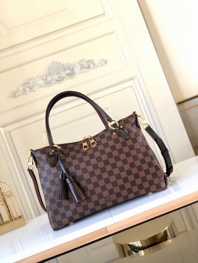 顶级原厂 N40022啡格 Lymington 手袋由Damier Azur帆布裁制而成的Lymington拉链手袋，风格活泼又优雅，海滩消闲与都市生活的良伴。