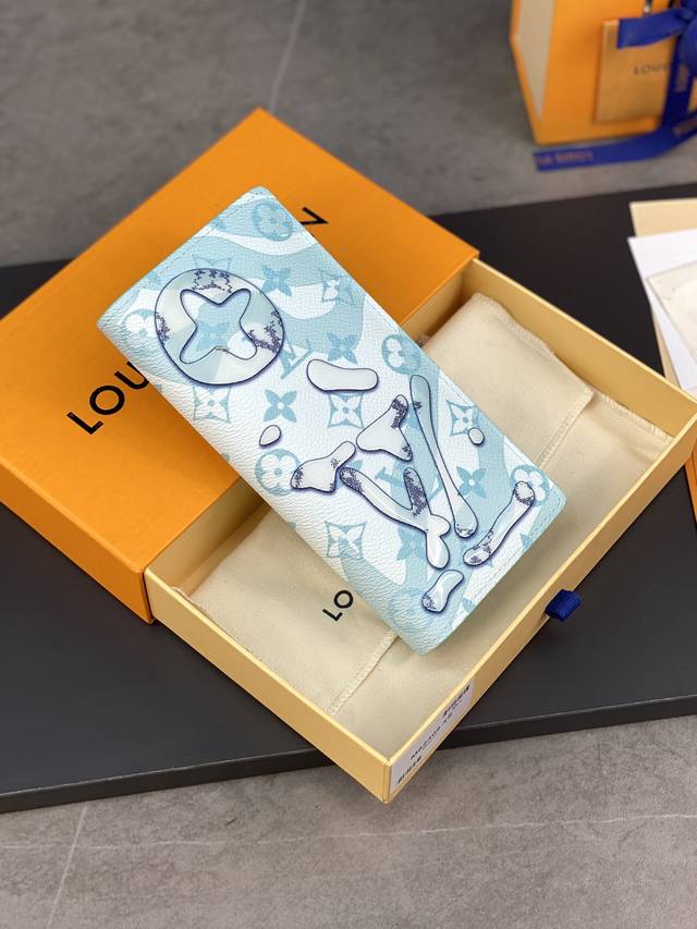 顶级原厂 M82306浅绿、长夹、這款Brazza錢包以Monogram Aquagarden塗層帆布精製，綴以全新的Monogram圖案設計。帆布飾有Mono