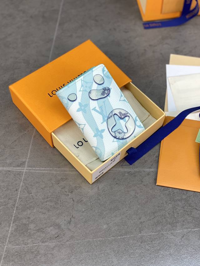 顶级原厂 M82371浅绿、本款口袋钱夹！选用 Monogram Aquagarden 帆布，演绎经典 Monogram 图案的水中风貌。紧凑构型设有卡片夹层、