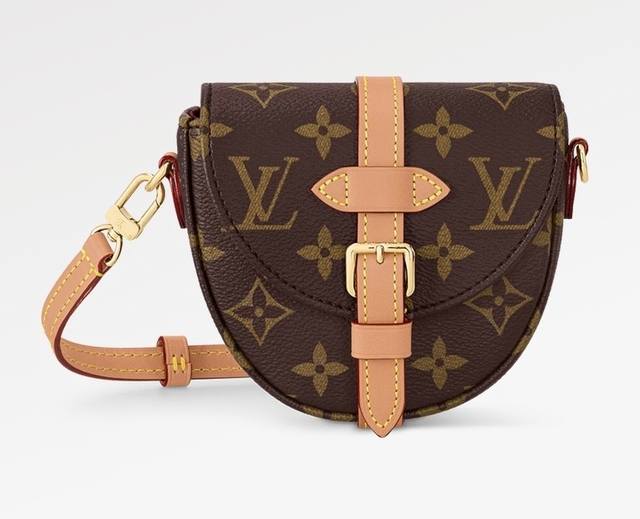 顶级原厂 M46643 本款 Micro Chantilly 手袋以 Monogram 帆布塑就别致构型和玲珑尺寸，可为任意着装注入个性风格。其灵感源自 197