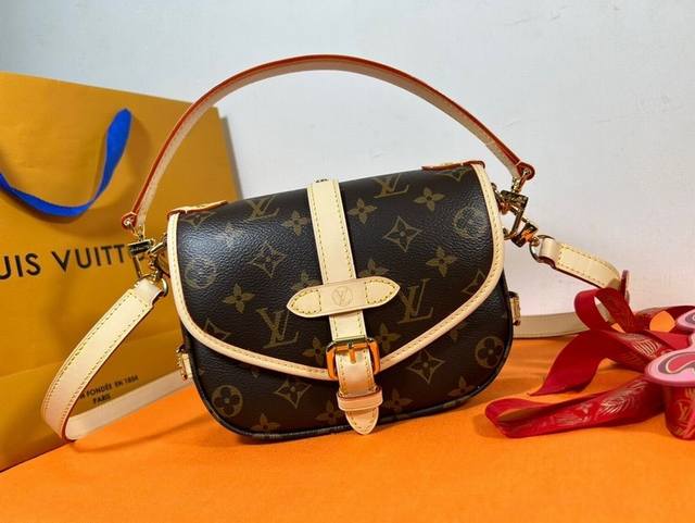 顶级原厂 复刻独家实拍对版五金M46740 新款老花双子星Saumurbb、说是缩小版的双子星，却也有马鞍包的身影，这种迷人的老花小可爱，见到可能都要认栽包包有