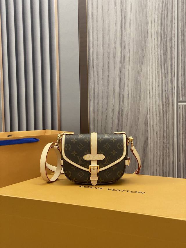 顶级原厂 M46740老花 顶级原单 迷你双子星 Monogram帆布Saumur Bb手袋以现代风格重新诠释了备受喜爱的档案设计。马鞍包形状和天然牛皮皮带扣唤