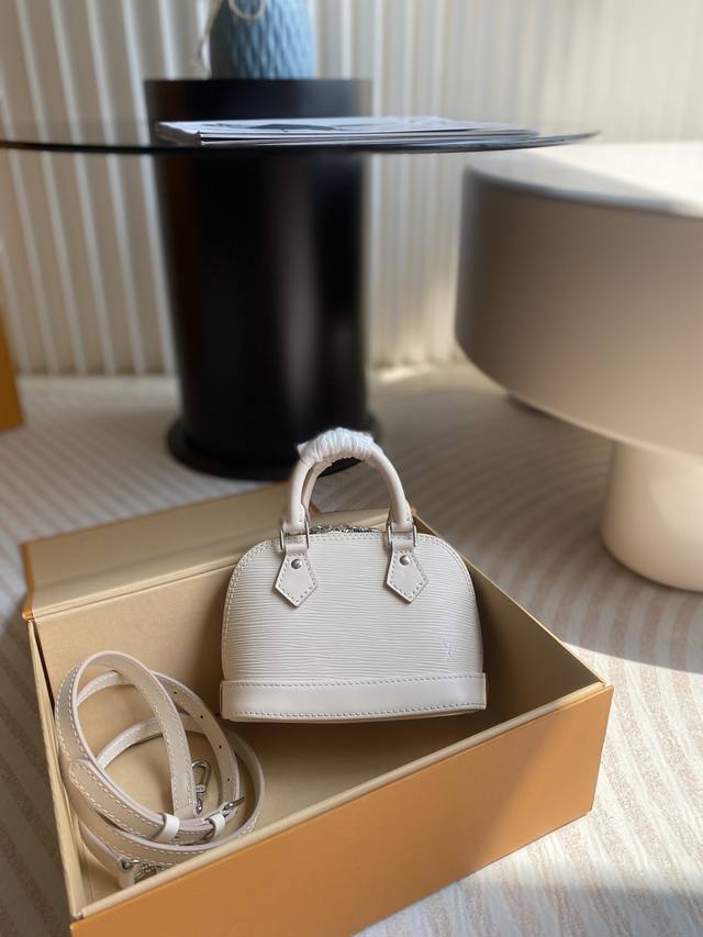 顶级原厂 Nano Alma 手袋 M81945 米白 Nano Alma 手袋 M82411 是路易威登经典 Alma 手袋的袖珍版本，此次取材标志性 Epi