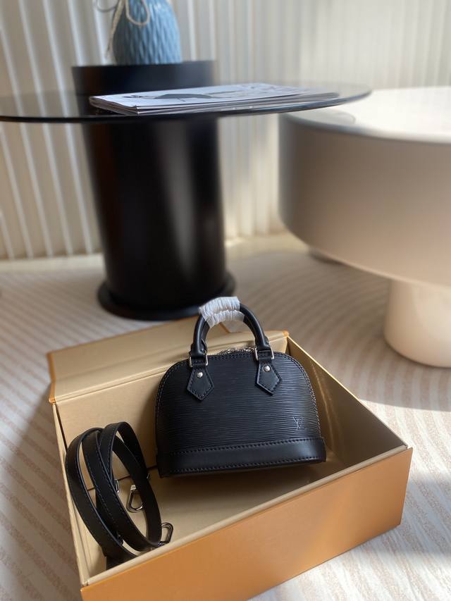 顶级原厂 Nano Alma 手袋 M81945 黑色 Nano Alma 手袋 是路易威登经典 Alma 手袋的袖珍版本，此次取材标志性 Epi 粒面皮革。紧