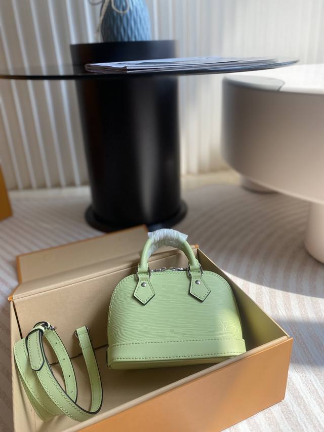 顶级原厂 Nano Alma 手袋 M81945 牛油果绿 Nano Alma 手袋 M82403是路易威登经典 Alma 手袋的袖珍版本，此次取材标志性 Ep