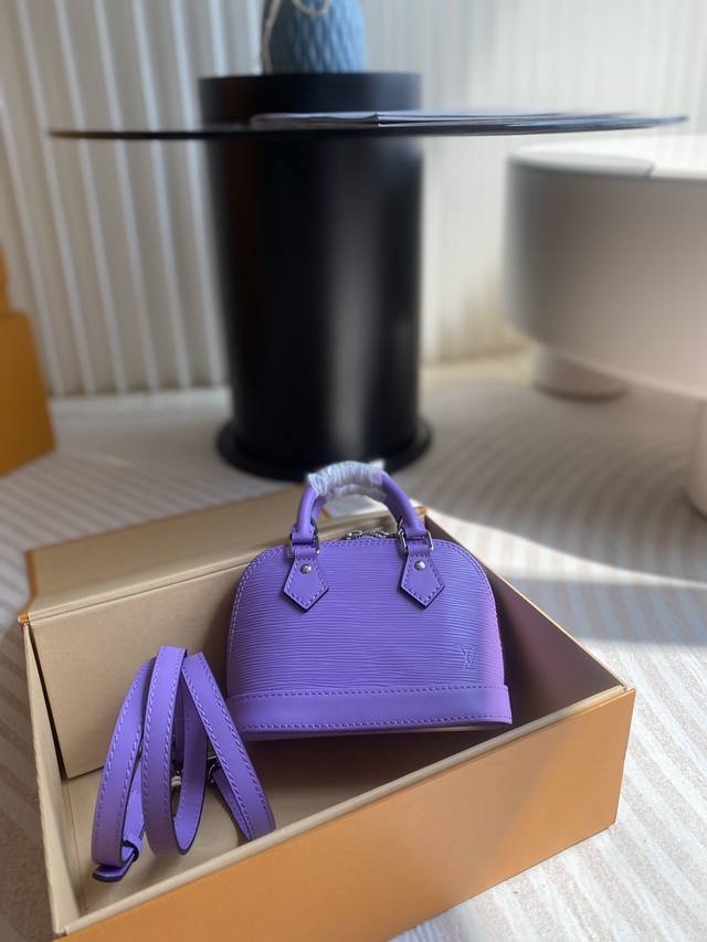 顶级原厂 Nano Alma 手袋 M81945 紫色 Nano Alma 手袋 M82402 是路易威登经典 Alma 手袋的袖珍版本，此次取材标志性 Epi