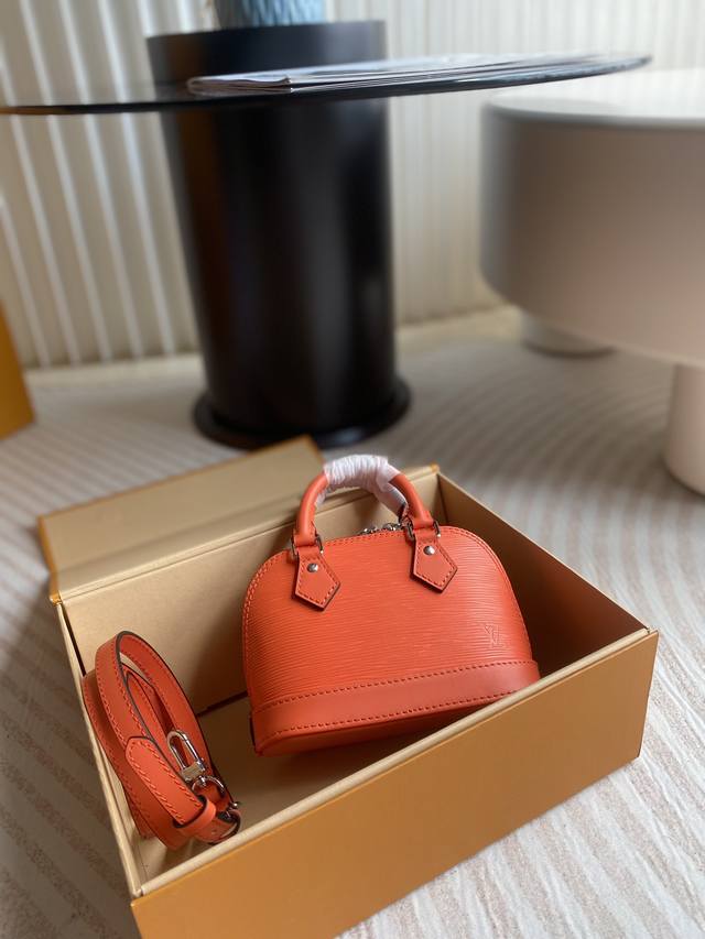 顶级原厂 Nano Alma 手袋 M81945 橙色 Nano Alma 手袋 M82404是路易威登经典 Alma 手袋的袖珍版本，此次取材标志性 Epi