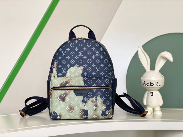 顶级原厂 M46806蓝色 双肩包系列 Christopher 小号双肩包 以舒适的海滩籍火，作为灵感设计而成，并将蓝橙冷暖色调分别呈现，形成对立的美感。作为