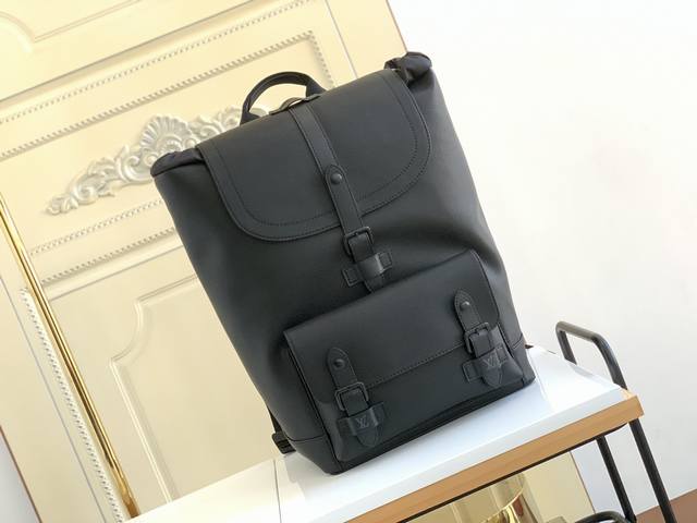 顶级原厂 M58644 本款双肩包以精炼笔触重绎经典 Christopher 双肩包设计，采用细腻 Taurillon 皮革成就轻盈质感，其皮革扣带固定的双缝翻