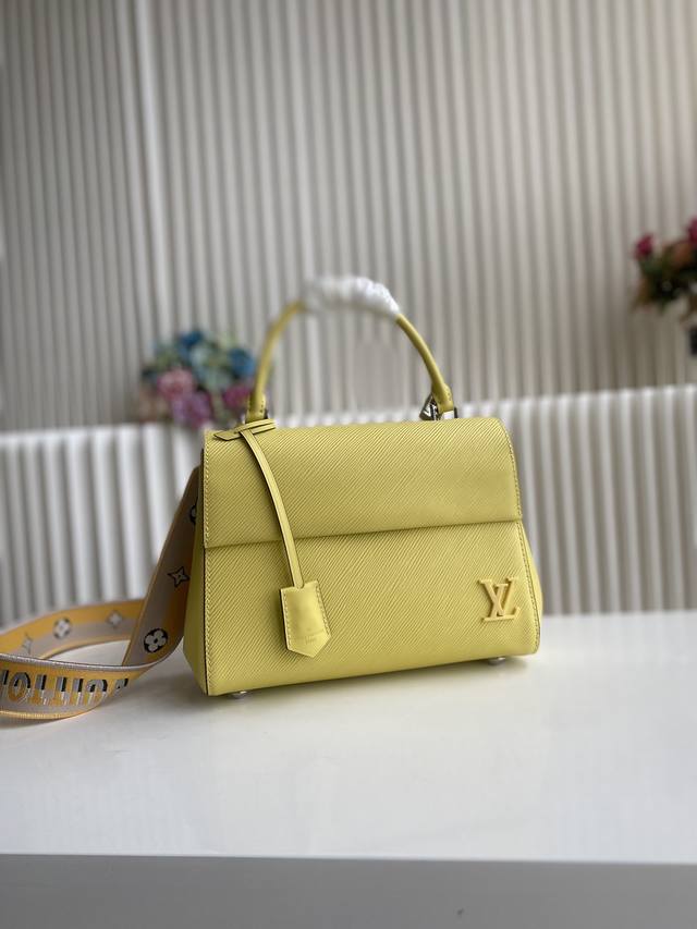 顶级原厂 Cluny Bb 手袋 M59134 小鸡黄 本款 Cluny Bb 手袋为 Epi 皮革勾勒新意斜纹，搭配光滑树脂 Lv 标识和明亮内衬。可拆卸双面