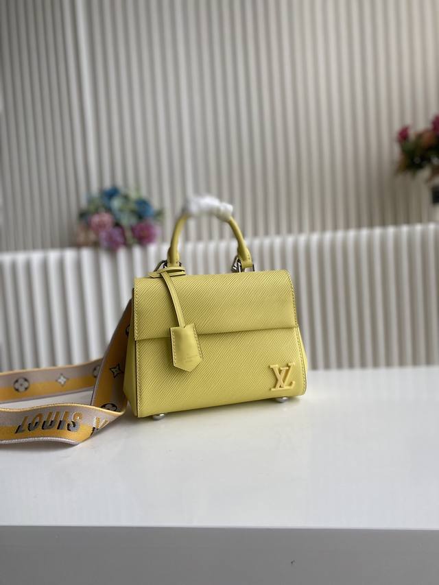 顶级原厂 Cluny Mini 手袋 M58928 小鸡黄 本款 Cluny 迷你手袋 M22616 展现可拆卸提花肩带的两式风尚：路易威登标识宣示品牌身份，翻