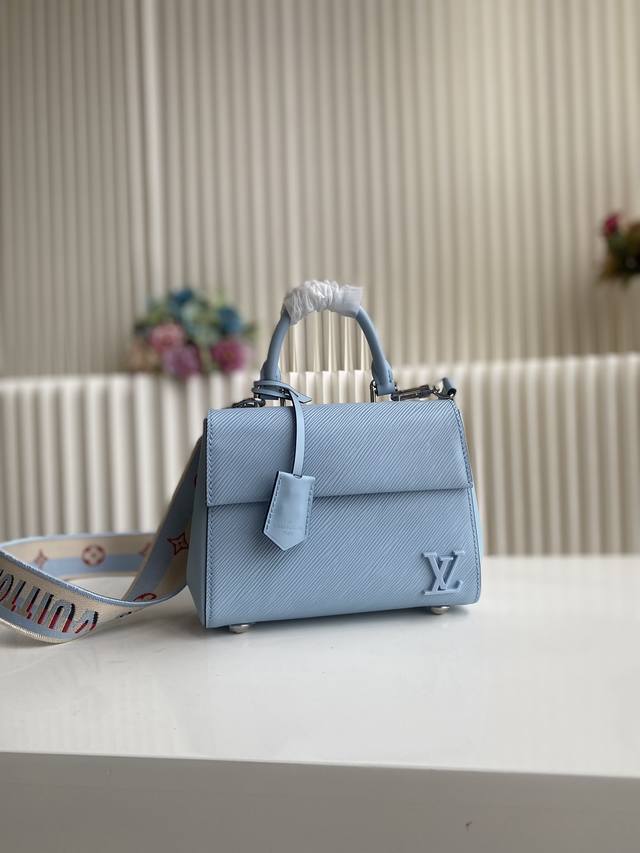 顶级原厂 Cluny Mini 手袋 M58928 天蓝色 本款 Cluny 迷你手袋 M22617 展现可拆卸提花肩带的两式风尚：路易威登标识宣示品牌身份，翻