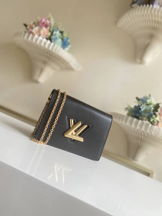 顶级原厂 Twist Belt 链条包 M68 金扣黑色 Twist Belt 链条包 M68560 以 Epi 皮革打造多件合一的设计:轻挽手中,中号水波纹大 顶级原厂 Twist Belt 链条包 M68 金扣黑色 Twist Belt 链条包 M68560 以 Epi 皮革打造多件合一的设计:轻挽手中,中号水波纹大