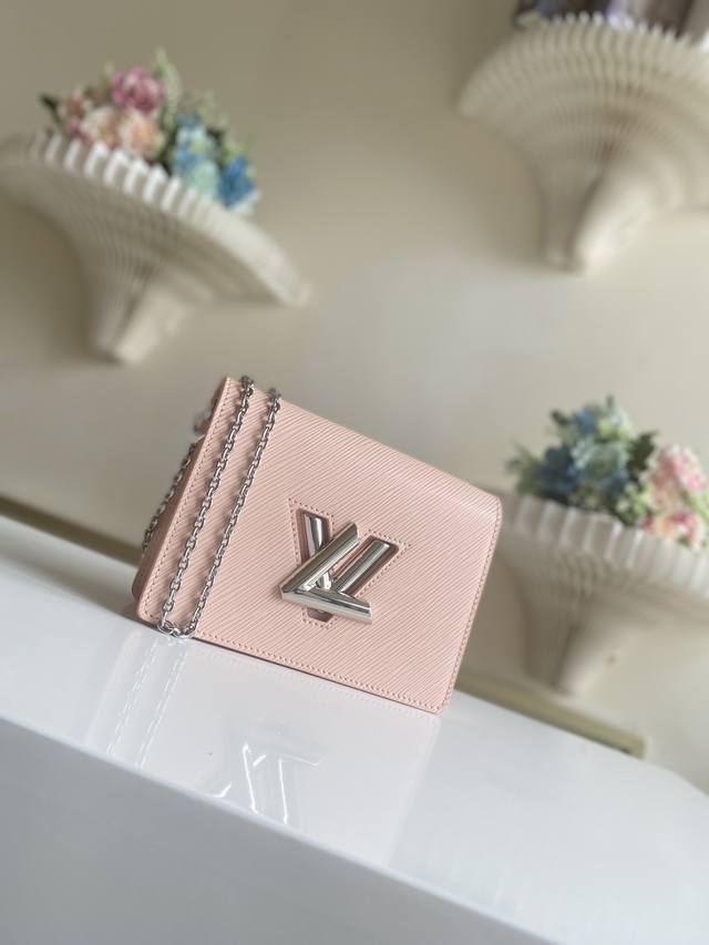 顶级原厂 Twist Belt 链条包 M68 粉色银扣 Twist Belt 链条包 M68560 以 Epi 皮革打造多件合一的设计：轻挽手中，中号水波纹大