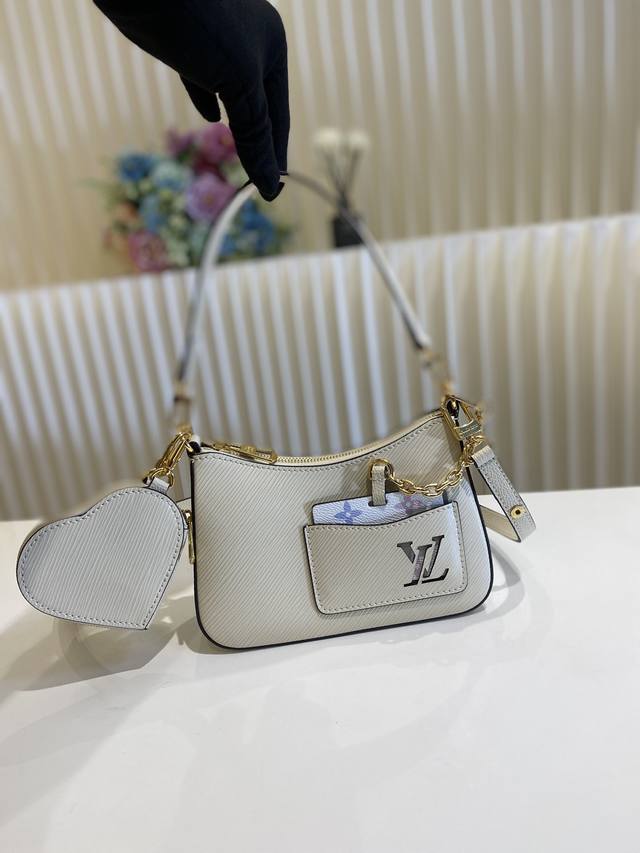 顶级原厂 Marellini 手袋 M22941 米白爱心 本款 Marellini 手袋出自 Lv Milky Way 系列，为经典 Epi 牛皮革融入金属件