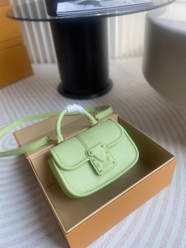 顶级原厂Hide And Seek 手袋 M22724 牛油果绿 本款 Hide & Seek 手袋 M22725 为 Epi 皮革渲染明媚色调 以 Toron