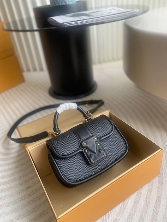 顶级原厂 Hide And Seek 手袋 M22724 黑色 本款 Hide & Seek 手袋为 Epi 皮革渲染明媚色调 以 Toron 辊压手柄和皮革包