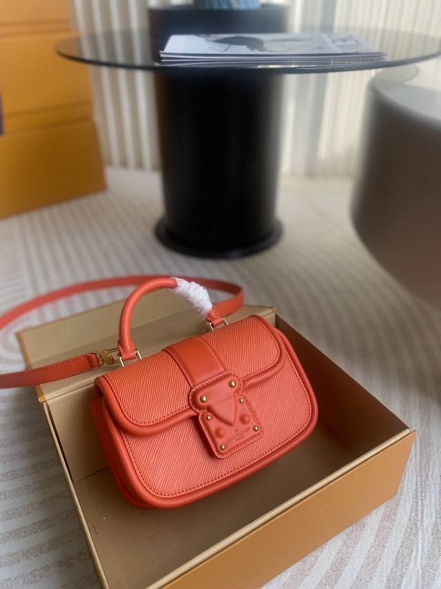 顶级原厂 Hide And Seek 手袋 M22724 橙色 本款 Hide & Seek 手袋 M22723 为 Epi 皮革渲染明媚色调 以 Toron