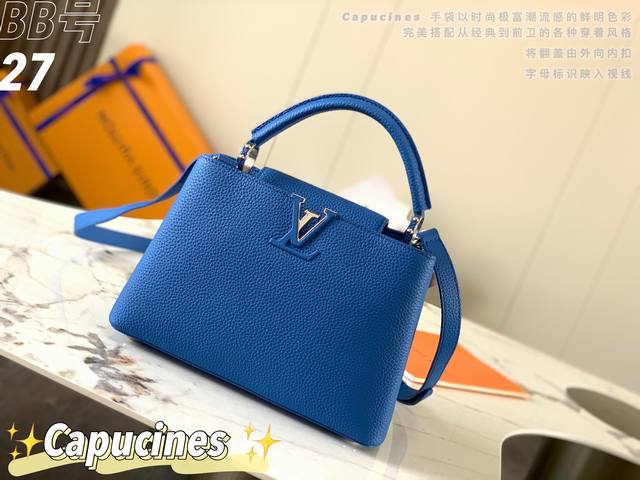 特级精品原厂皮 M94517妖蓝银扣 第一家路易威登门店开在巴黎的嘉布遣街上，Capucines手袋与品牌一样经久不衰，可以为任何造型带来时尚的精致感。全粒面T